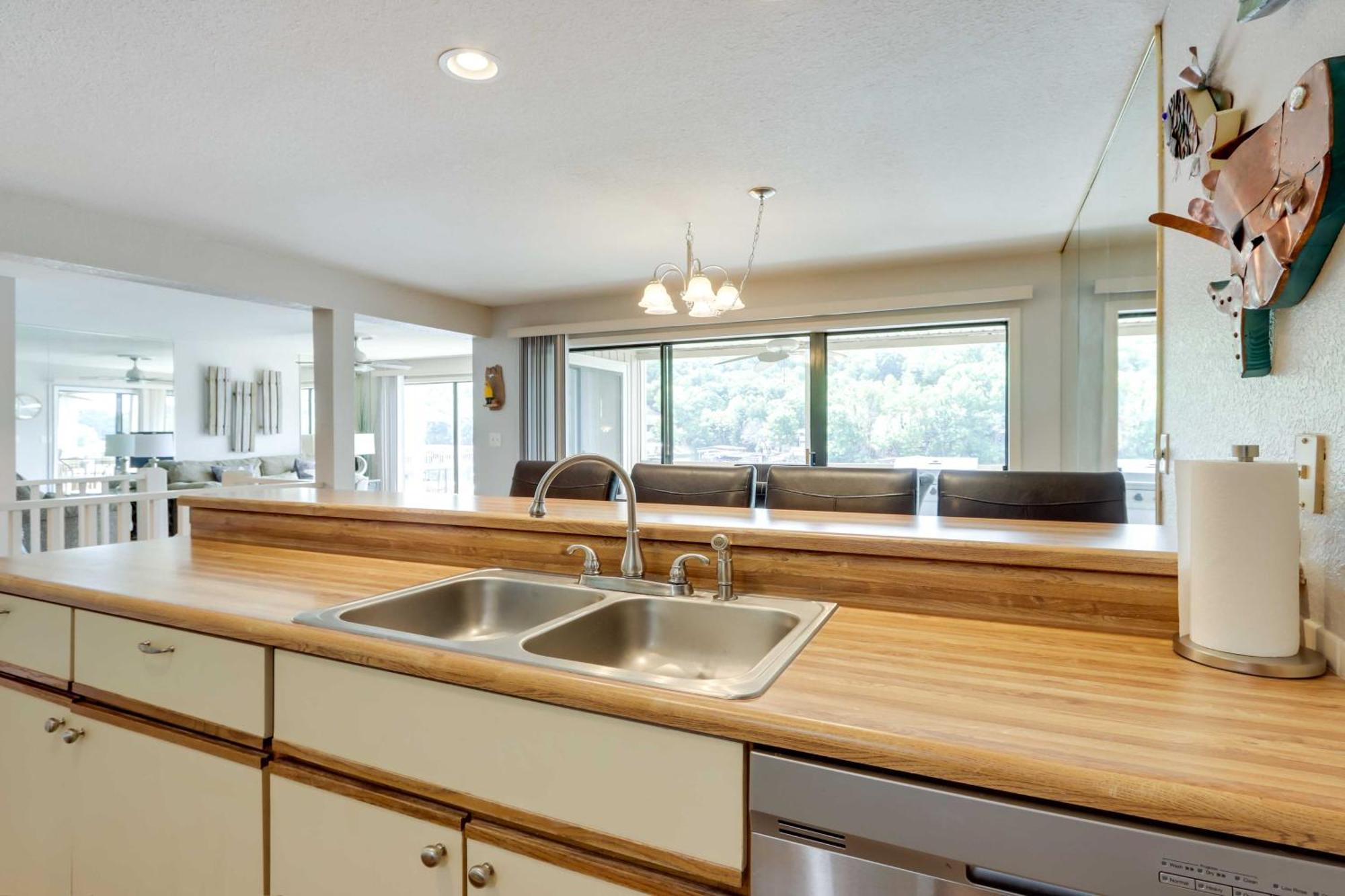 Lakefront Osage Beach Condo With Community Pool Kültér fotó