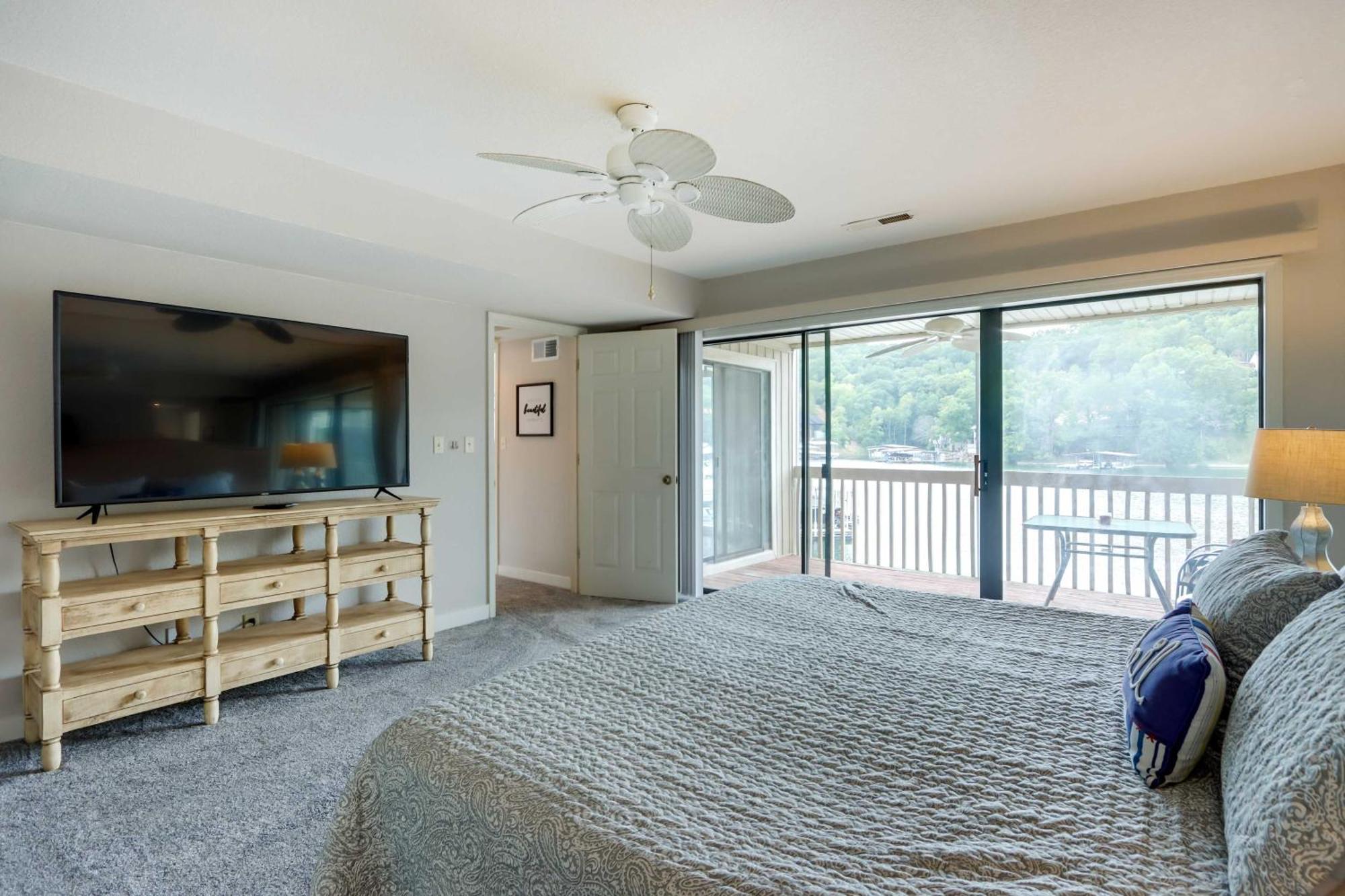 Lakefront Osage Beach Condo With Community Pool Kültér fotó